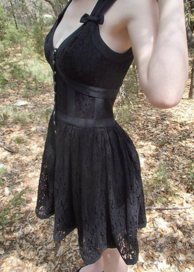 Изображение обнаженной красотки на природе