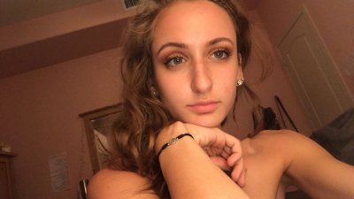 Молодая красавица в сексуальных чулках показывает все свои прелести перед камерой