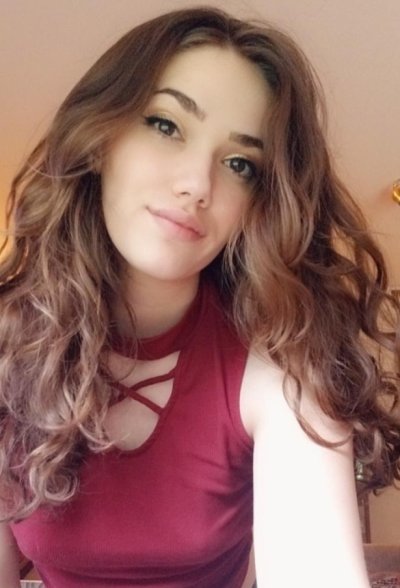 Молодая красотка показывает свою прекрасную фигуру, фотографируясь дома