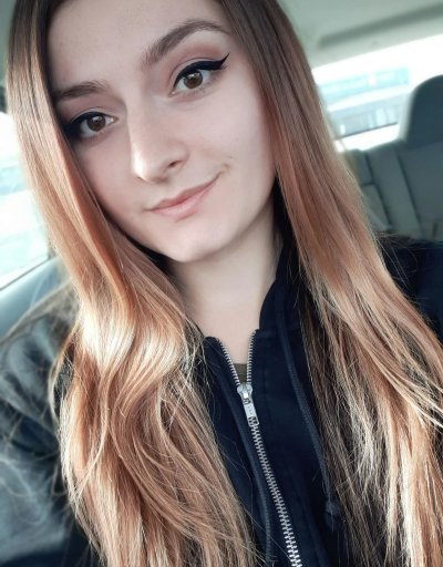 Демонстрирует свои прелести и обнаженное тело