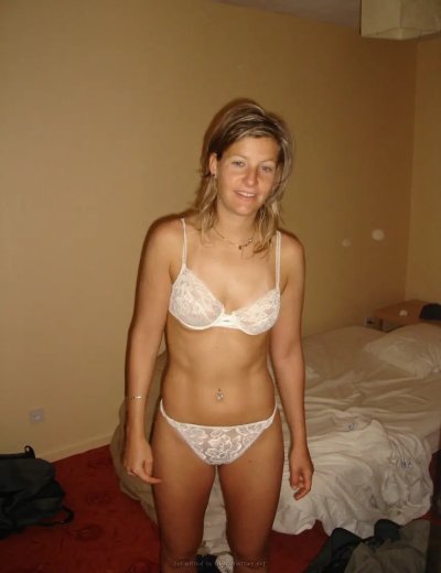 Дама в откровенном белье облизывает член и занимается сексом