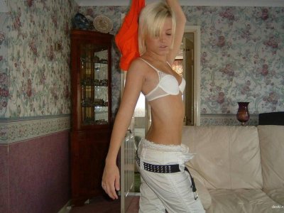 Привлекательная блондинка без одежды на частных снимках