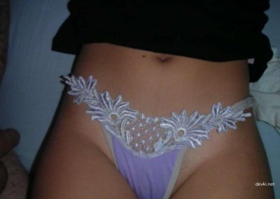 Девушка изучает искусство орального секса.