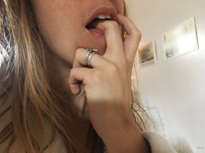 Горячая красотка демонстрирует свои прелести в одежде