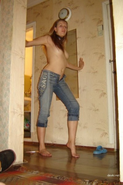 Сексуальная учительница раздевается в уютной обстановке