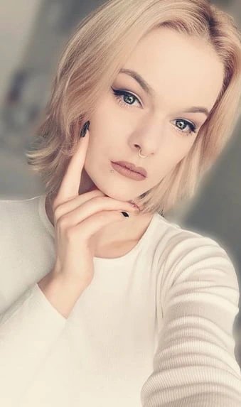 Щедрая блондинка без одежды расширяет свои ноги