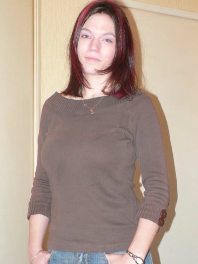 Темноволосая красотка позирует в своем доме