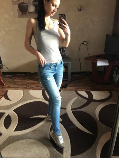 Горячая красотка показывает свои соблазнительные татуировки на соблазнительных снимках