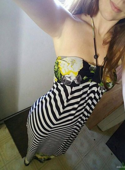 Щелкает эротичные селфи на гаджет