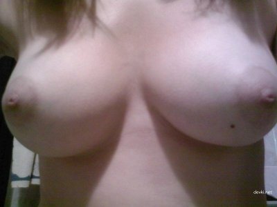 Сельская красотка показывает свои прелести