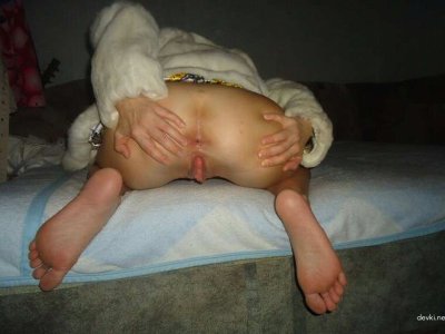 Красотка показывает свою интимную зону