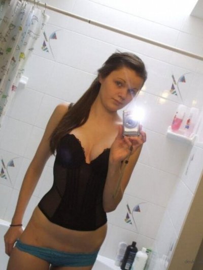 Дамочка ласкает свои чувствительные зоны