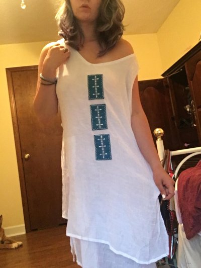 Большая красотка раздевается и демонстрирует пушистую писечку