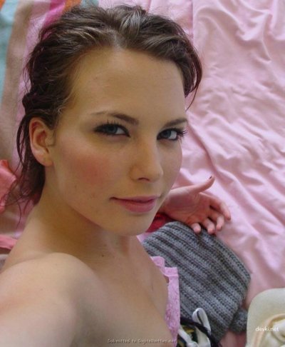 Девушка показывает свою промежность во всей красе