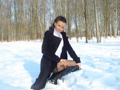 Горячая темноволосая красотка в откровенных нарядах, эротические снимки