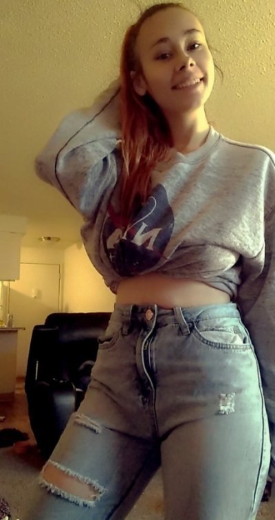 Молодая красотка обнажила свои прекрасные формы