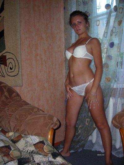 Светочка показывает свои прелести в уютной квартире