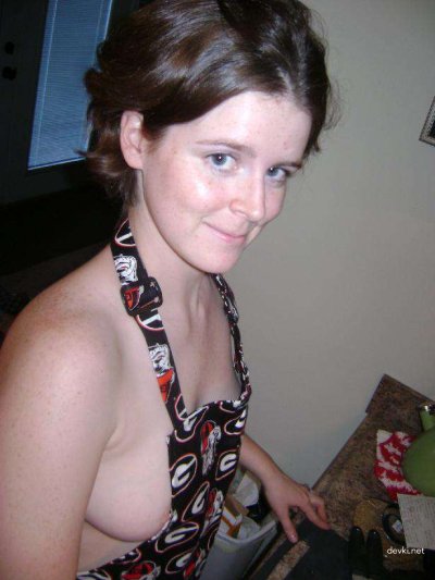 Соблазнительная жена с веснушками демонстрирует своё тело на домашних фото