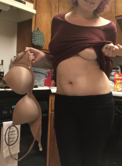 Строчит по плите: горячее раздевание на кухне