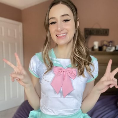 Обворожительная красотка без белья в постели фотографирует свое сексуальное тело