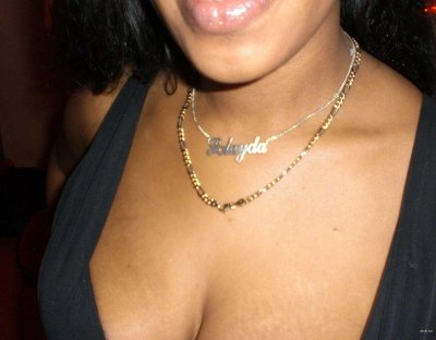 Сексуальная негритянка демонстрирует свои обольстительные формы в откровенном нижнем белье