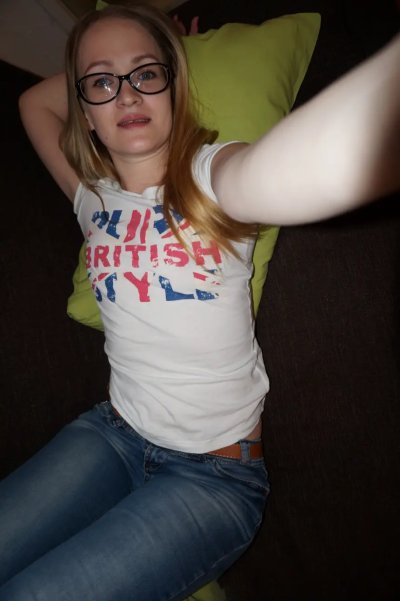 У соблазнительной девушки есть обворожительные изгибы, которые можно показать.