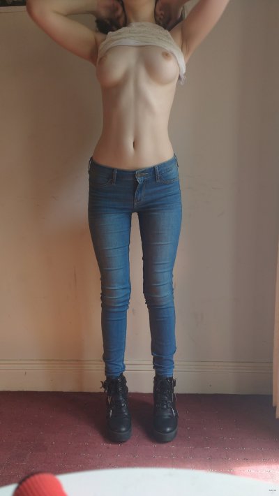 Привлекательная девушка в топе и джинсах: сексуальная и страстная!
