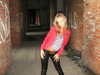 Очаровательная малышка позирует на развалинах, раскрывая свои прелести