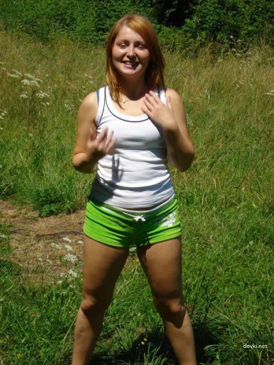 Интимные снимки киски на свежем воздухе