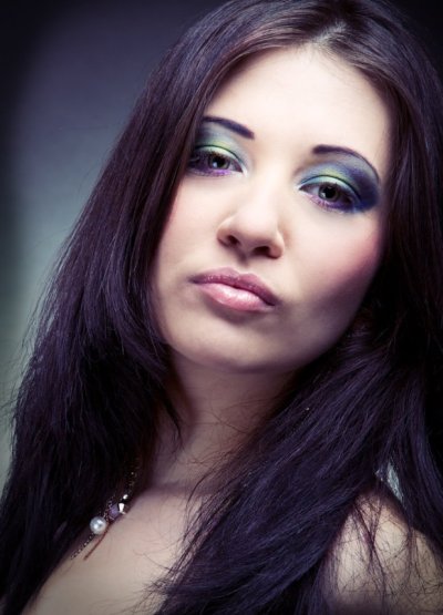 Сексуальная красотка обрабатывает член и принимает сперму на лицо