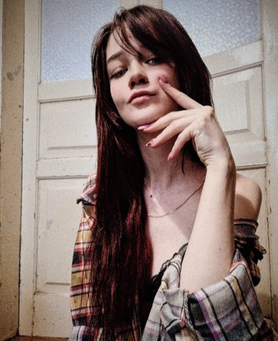 Симпатичная красотка с привлекательной грудью