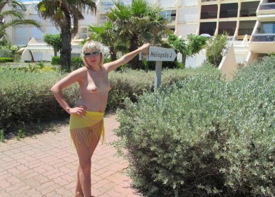 Демонстрирует свои прелести: нежная киска и аппетитная попка!