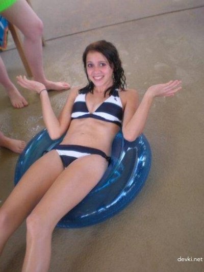 Сексуальная красавица с пышной грудью в оголенном виде