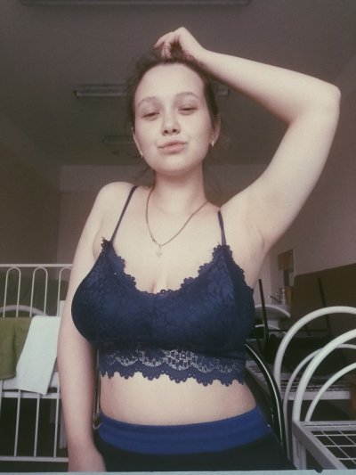 Молоденькая красотка с обильной грудью - горячий контент! 🔥