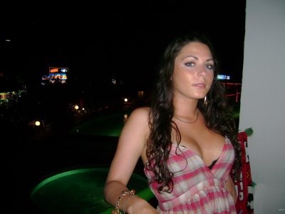 Девушка не смогла удержаться и решила показать свои прелести на курорте