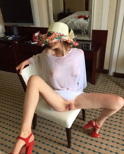 Сексуальная леди в головном уборе демонстрирует свою промежность