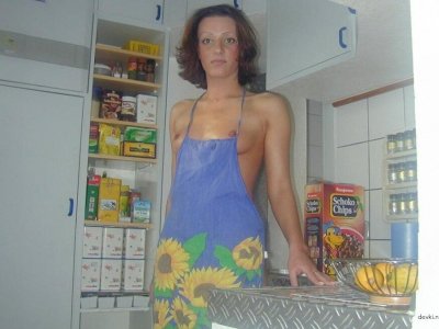 Развратная супруга без одежды на кухне - новые фото!
