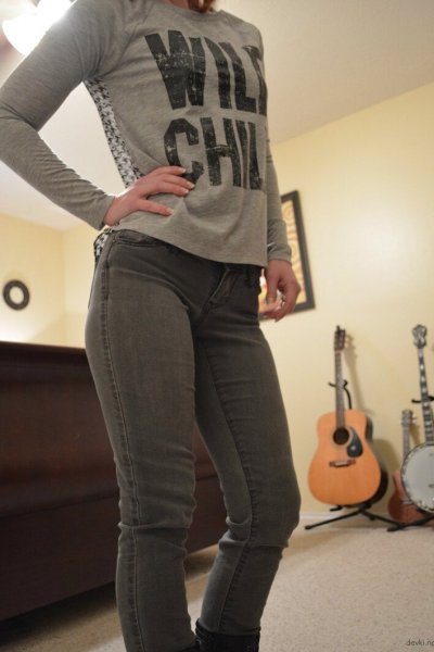 Горячая рыжая милашка раздевается перед камерой