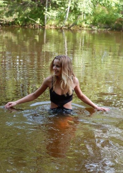 Обольстительная сексуальность влажной красотки