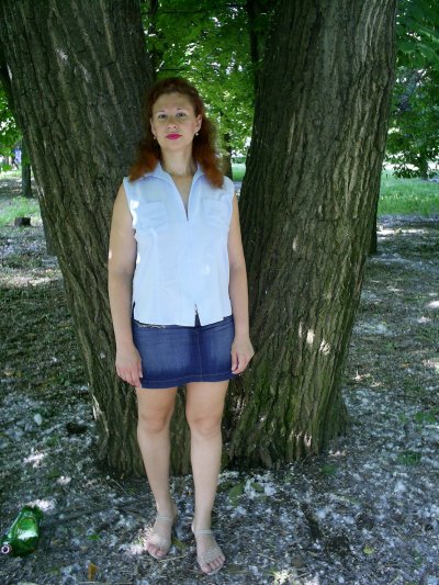 Привлекательная мамочка в нижнем белье позирует на улице, демонстрируя свою сексуальность на фото.