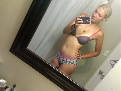 Молодая девушка продемонстрировала свою небольшую грудь