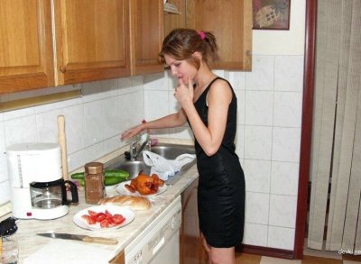 Сочная попка тёлки после ужина — домашнее селфи