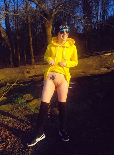 Юная киска на шампуре в лесу: горячий отдых для взрослых