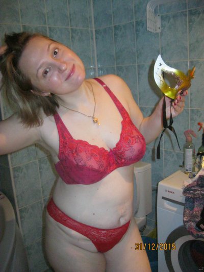 Пышная дама наслаждается в красном на порно-сайте