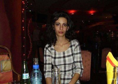 Тонкая красотка демонстрирует свою вагину