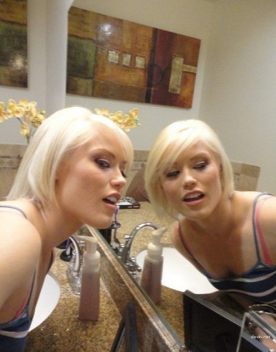 Юная светловолосая красотка сосет и отдается в жопу