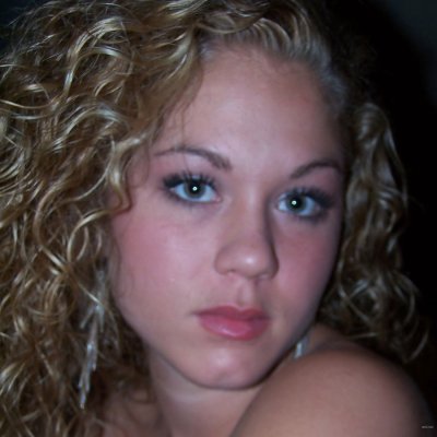 Привлекательная девушка демонстрирует обнаженную грудь