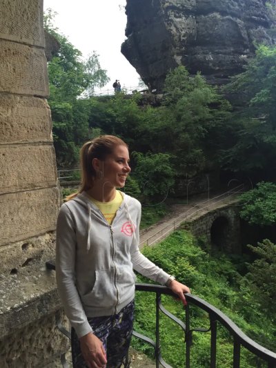 Раскрепощенная красотка показала попку и получила кончу на мордашку