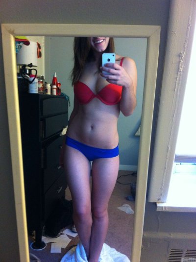 Пикантные самофото горячей девушки