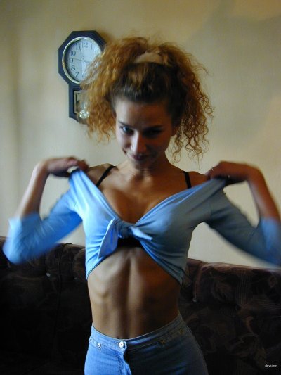 Развратная красотка демонстрирует свое тело